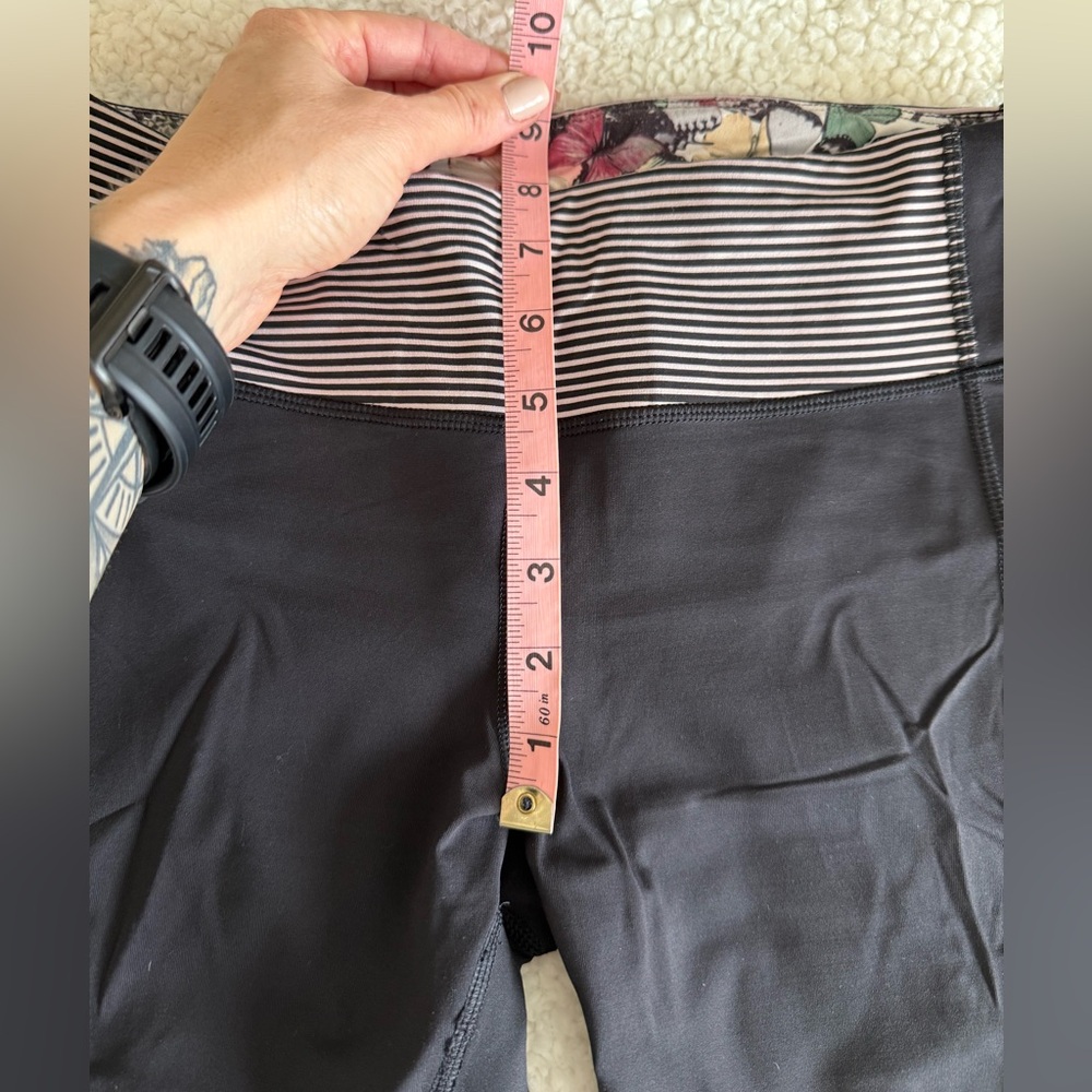 Lululemon Athletica Black and Orange Running Tights with Side Pocket - Picture 3 of 4